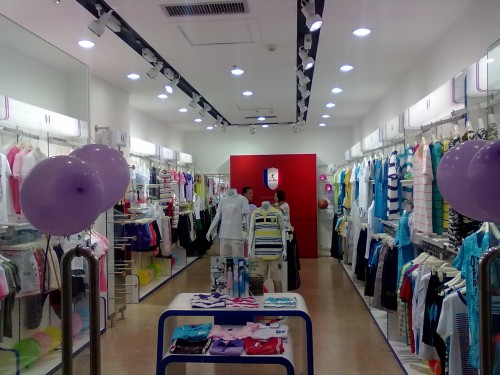 越位少年装店面展示