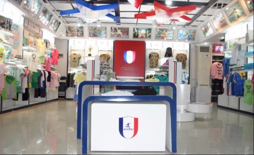越位少年装店面展示