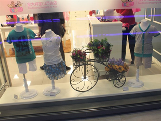 泡泡噜童装宝山万达店橱窗展示图