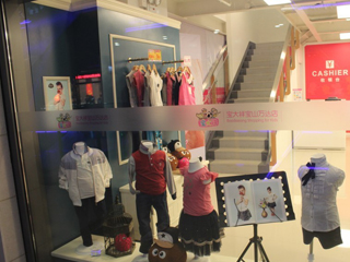 泡泡噜童装宝山万达店橱窗展示图