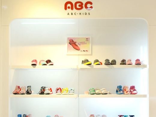 abc童装童鞋店面展示