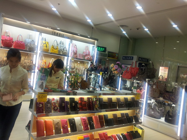 丽天妮LEONIE专卖店形象展示