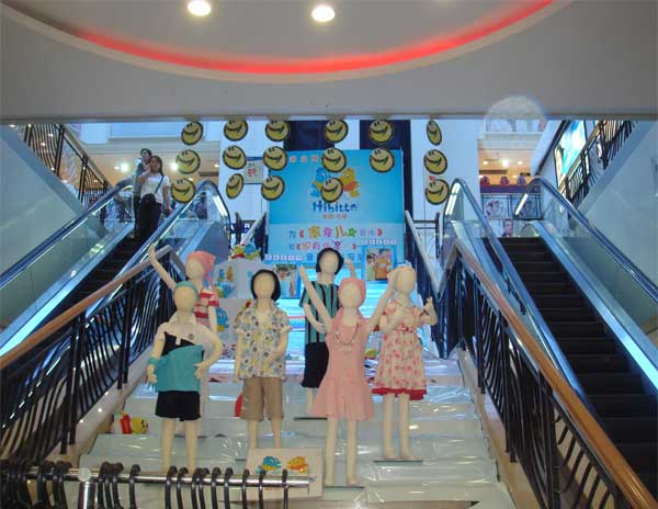 哈利比蒂童装橱窗展示