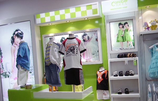 时尚流行凯纳贝儿童装店面展示图