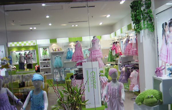时尚流行凯纳贝儿童装店面展示图