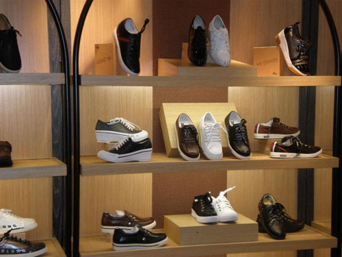 康龙休闲鞋加盟店店面展示