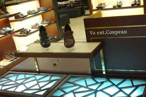 华伦天奴古柏店面展示