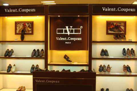 华伦天奴古柏店面展示