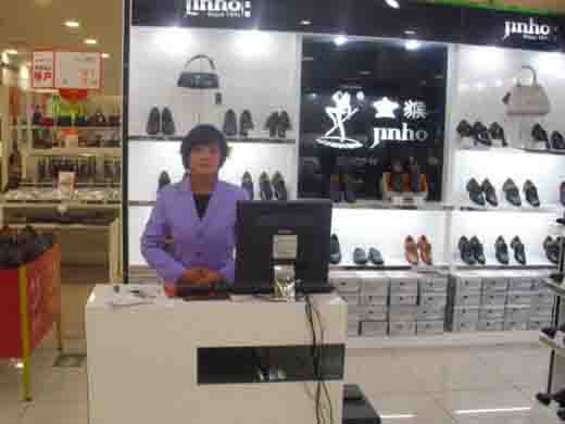 金猴皮具店面展示