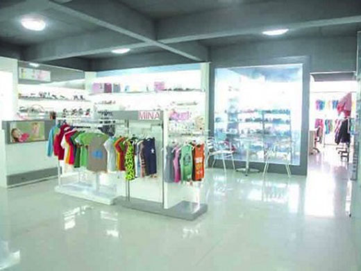 米娜童装店面展示