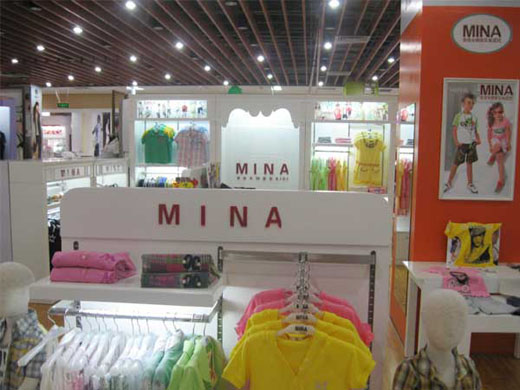 米娜童装店面展示