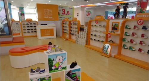 耐迪熊品牌童鞋店面展示