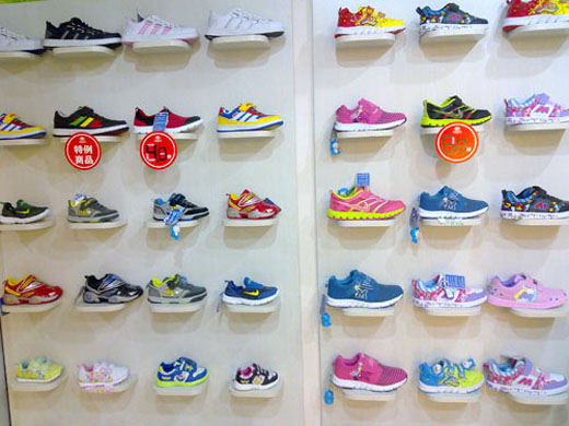 机器猫童鞋店面展示