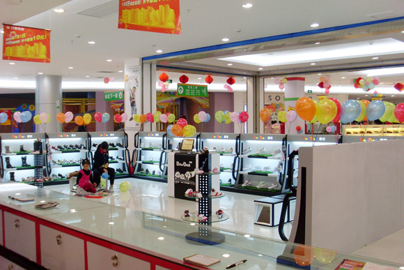 巴巴儿童童鞋店面形象展示
