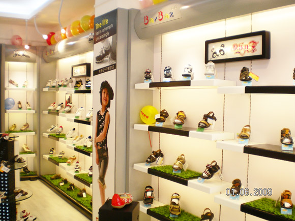 巴巴儿童童鞋店面形象展示