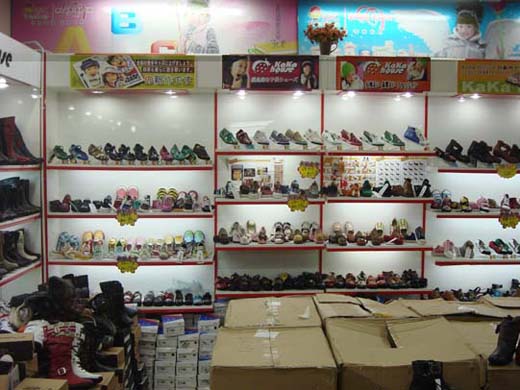 卡卡童鞋代理店面展示