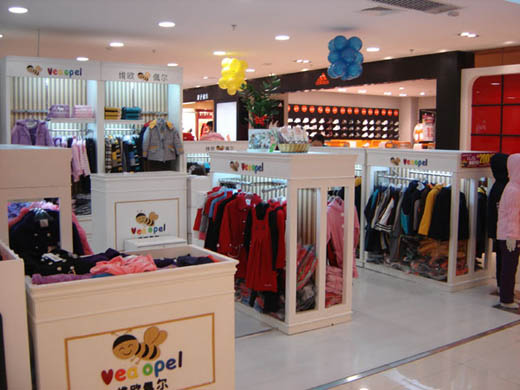 维欧佩尔童装店面展示