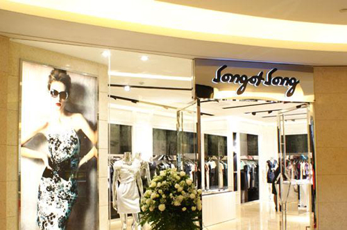 歌中歌女装店内橱窗展示图