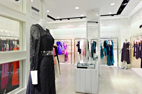 歌中歌女装店内橱窗展示图