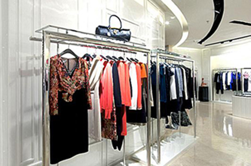 歌中歌女装店内橱窗展示图