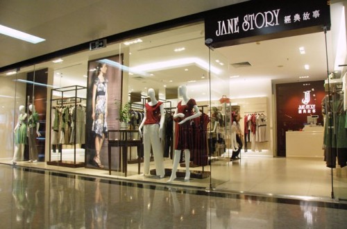 经典故事女装店面展示