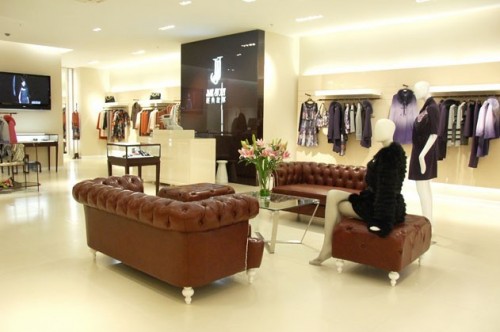 经典故事女装店面展示