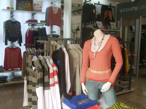 温纯服饰店面展示