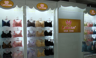 里美品牌内衣店铺形象图