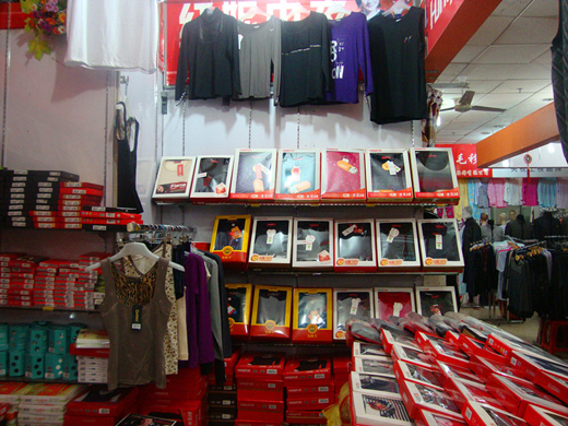 红妮内衣店面展示