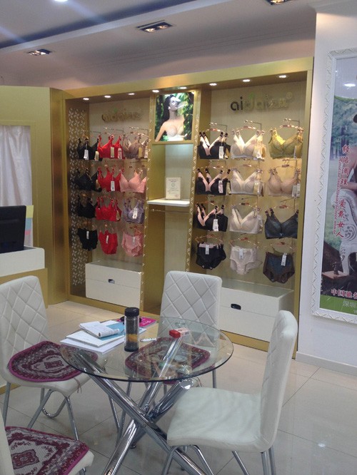 爱戴内衣店面形象图