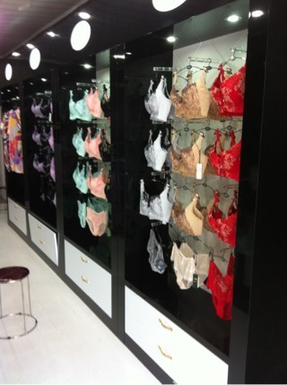 卓慕内衣店铺展示