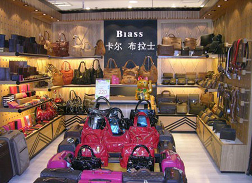 卡尔布拉士箱包店面展示