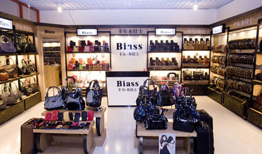 卡尔布拉士箱包店面展示