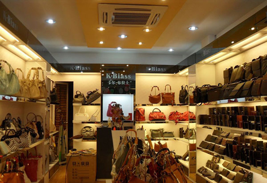 卡尔布拉士箱包店面展示