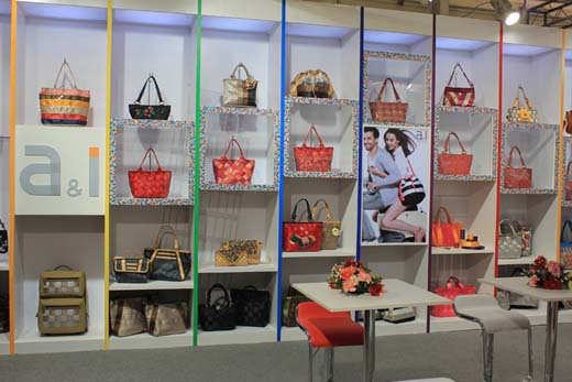 ai安全带包店面形象展示