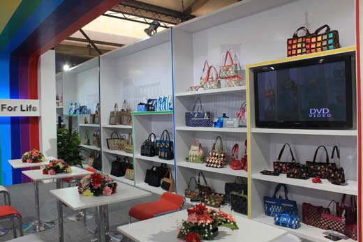 ai安全带包店面形象展示