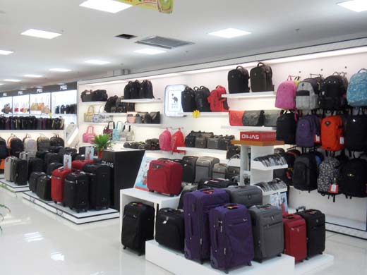 爱华仕箱包临沂市—东方购物中心店店面形象