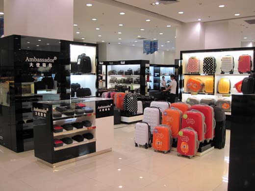 大使箱包山东店店面形象展示