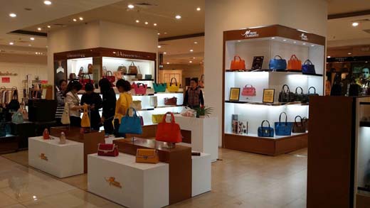 安徽合肥皮尔袋鼠皮具加盟店铺展示