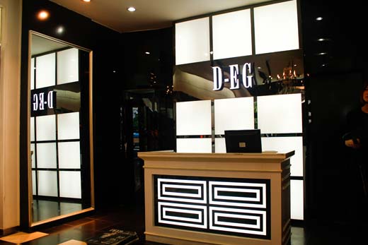 深东浩男装店面展示