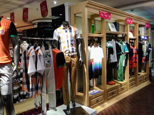 深东浩男装店面展示