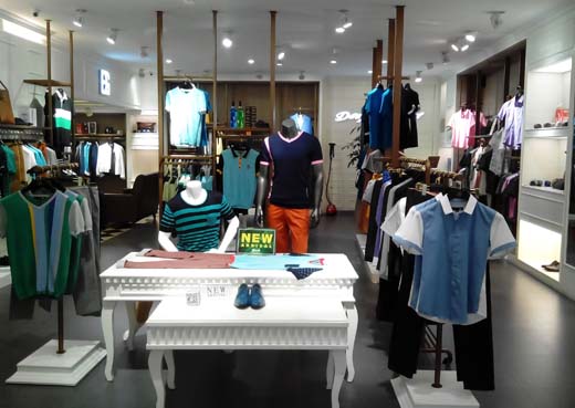 深东浩男装店面展示