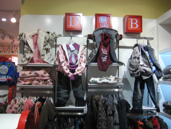 亲亲宝贝童服店铺实景展示