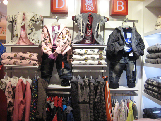 亲亲宝贝童服店铺实景展示