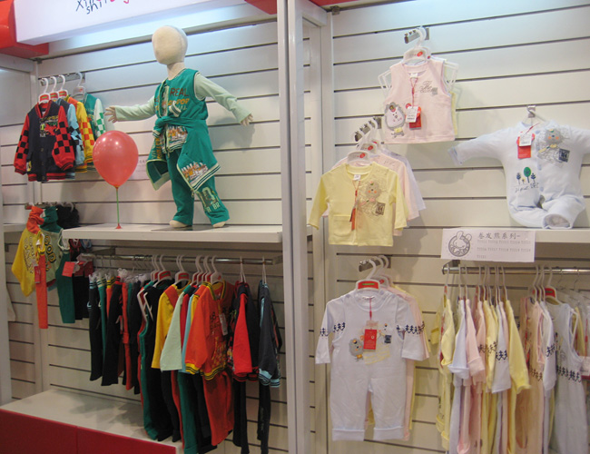 小石头童装店面陈列形象展示