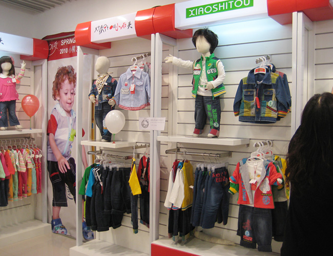 小石头童装店面陈列形象展示