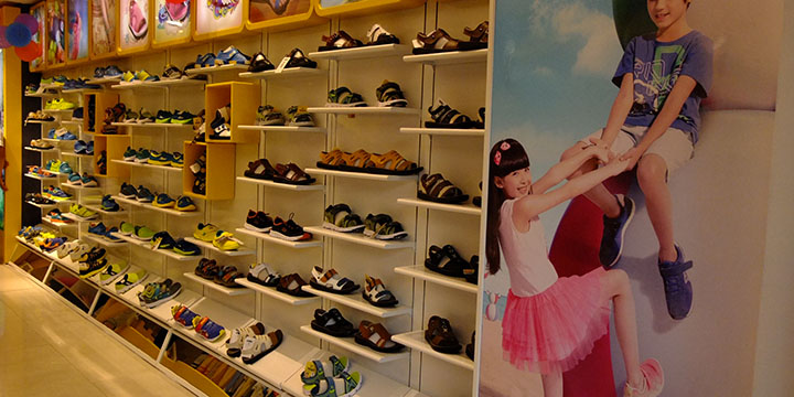 特步童装加盟店面图