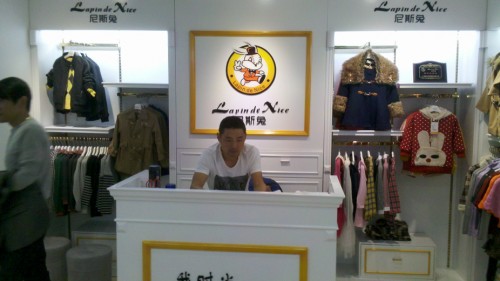 尼斯兔童装店铺展示