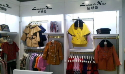 尼斯兔童装店铺展示