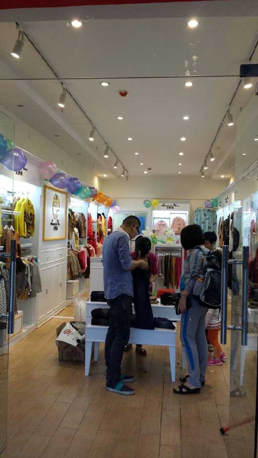 尼斯兔童装店铺展示